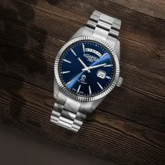 Elegancki zegarek szwajcarski Roamer z niebieską tarczą i datownikiem, idealny do codziennych stylizacji. Warto sprawdzić jego ranking.