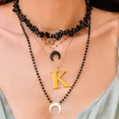 Co oznacza naszyjnik z księżycem? Odkryj jego tajemnice!