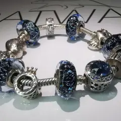 Bransoletka Pandora z niebieskimi szklanymi i srebrnymi charmsami. Idealna na pandora wymiana rozmiaru.