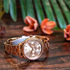 Fossil damskie: Klasyka czy smartwatch? Znajdź swój zegarek!