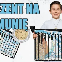 Chłopiec w albie z krzyżykiem na szyi trzyma skarbonkę z monetami i napisem "Prezent na Komunię". Idealny podarunek z okazji pierwszej komunii świętej.