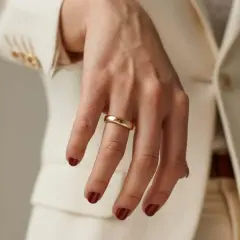 Obrączka na środkowym palcu: Co oznacza? Moda czy symbol?