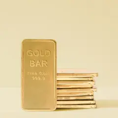 Złota sztabka z napisem "GOLD BAR Fine Gold 999.9" i stos złotych sztabek w tle.