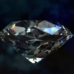 Błyszczący diament kamień, odbijający światło i tęczę na ciemnym tle.