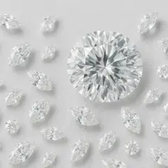Wokół dużego, okrągłego diamentu ułożono wiele mniejszych, w kształcie łzy. Ich diamentowa budowa lśni.