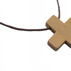 Drewniany krzyżyk na bierzmowanie na brązowym sznurku, symbol wiary i duchowego wzrostu.