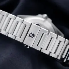 Metalowa bransoleta zegarka Eberhard z wygrawerowanym logo.
