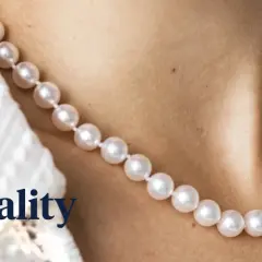 Naszyjnik z perłą hodowlaną na szyi, podkreślający elegancję.