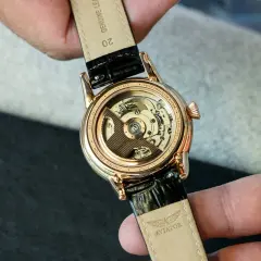 Mechanizm zegarka Aviator z widocznym werkiem i grawerem "Limited Edition". To jeden z tych wyjątkowych modeli, które docenią miłośnicy precyzyjnych marki zegarków.