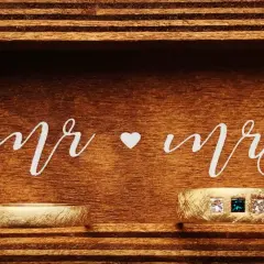 Drewniane pudełko z napisem "mr & mrs" i dwoma obrączkami. Idealne dla tych, kto kupuje obrączki na ślub.