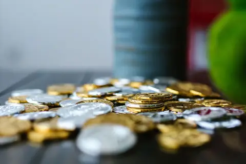 Stos monet bulionowych, złotych i srebrnych. Zastanawiasz się, gdzie sprzedać monety bulionowe?