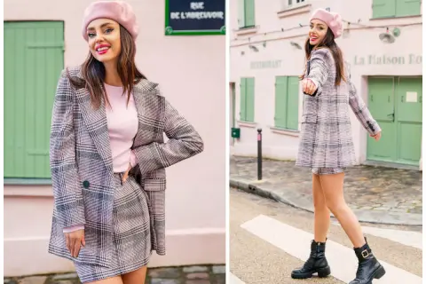 Dziewczyna w różowym beretce i kraciastej marynarce z spódniczką, prezentująca styl preppy.
