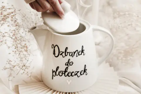 Biały dzbanek z napisem "Dzbanek do ploteczek" - idealny pomysł, co kupić koleżance na prezent.