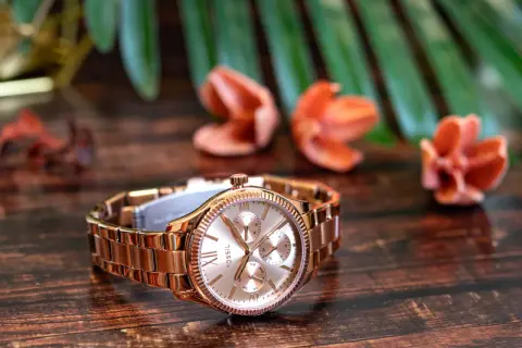 Fossil damskie: Klasyka czy smartwatch? Znajdź swój zegarek!