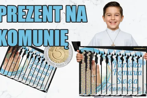 Chłopiec w albie z krzyżykiem na szyi trzyma skarbonkę z monetami i napisem "Prezent na Komunię". Idealny podarunek z okazji pierwszej komunii świętej.