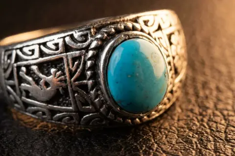Srebrny pierścień z turkusowym kamieniem, który według legend posiada turkus właściwości magiczne.