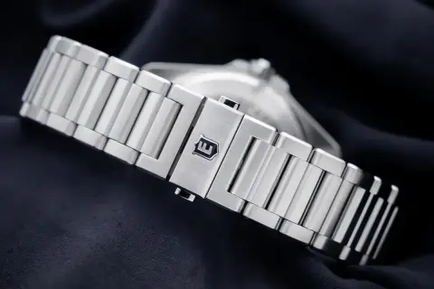 Metalowa bransoleta zegarka Eberhard z wygrawerowanym logo.