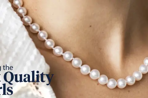 Naszyjnik z perłą hodowlaną na szyi, podkreślający elegancję.