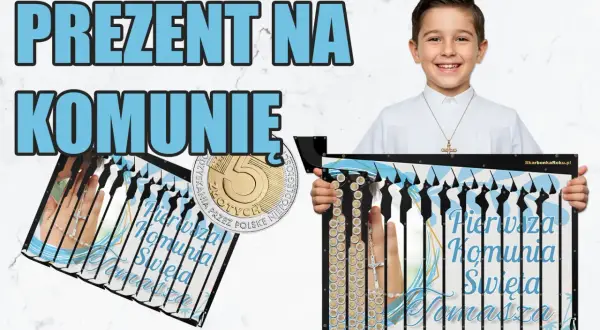 Chłopiec w albie z krzyżykiem na szyi trzyma skarbonkę z monetami i napisem "Prezent na Komunię". Idealny podarunek z okazji pierwszej komunii świętej.