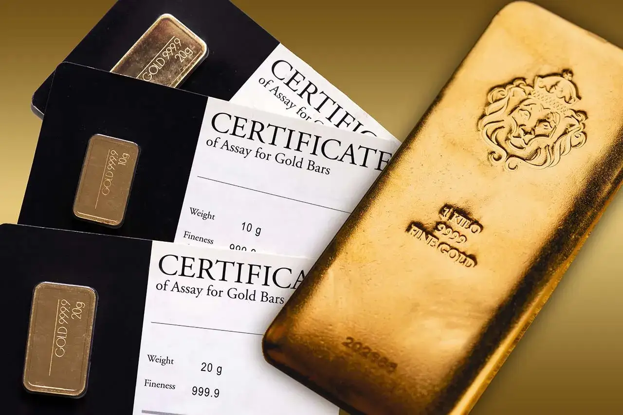 Sztabki złota z certyfikatami potwierdzającymi ich autentyczność i wagę, świadczące o akredytacji LBMA.