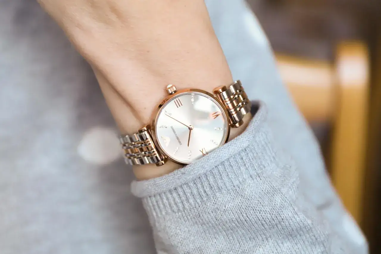 Złoty zegarek Emporio Armani stylizacje damskie
