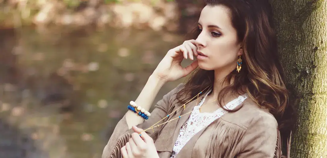 Stylizacje z naszyjnikiem z piórkiem boho