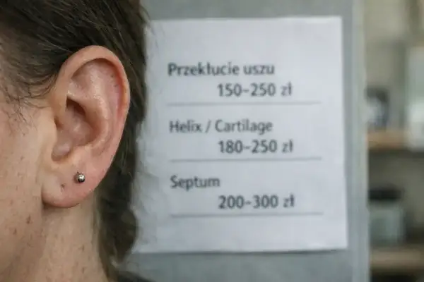 Cennik przekłuć: ucho 150-250 zł, helix 180-250 zł, septum 200-300 zł.