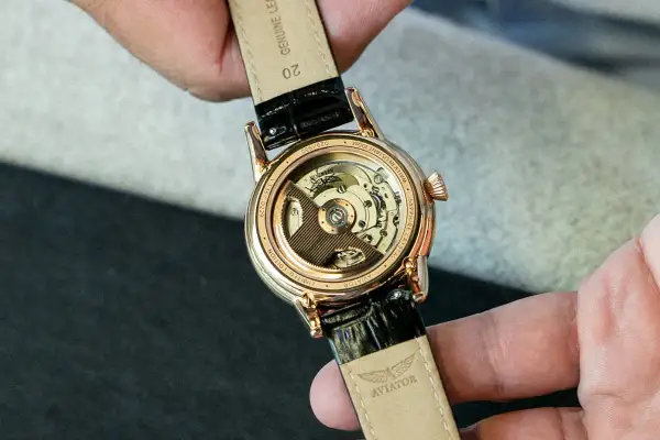 Mechanizm zegarka Aviator z widocznym werkiem i grawerem "Limited Edition". To jeden z tych wyjątkowych modeli, które docenią miłośnicy precyzyjnych marki zegarków.